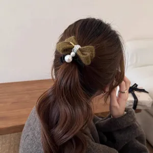 Elastico per capelli con fiocco in maglia e perle, elegante accessorio coda di cavallo.