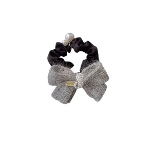 Elastico per capelli con fiocco in maglia invernale con ciondolo di perla nero e grigio elegante