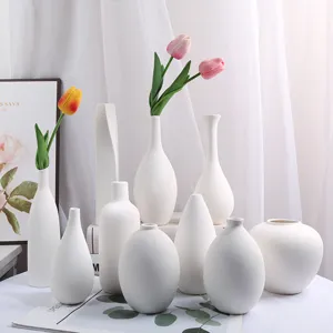 Collection de vases en céramique blanche minimalistes aux formes variées pour déco