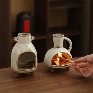 Detail eines Wabi-Sabi Keramik-Räuchergefäßes als Miniatur-Kamin für Palo Santo Holz