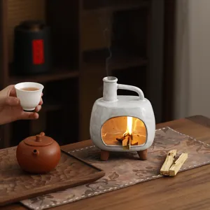 Detailansicht des Wabi-Sabi-Keramik-Weihrauchbrenners mit brennendem Palo-Santo-Holz