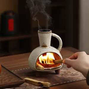 Keramik-Räucherofen im Wabi-Sabi-Stil mit brennendem Palo-Santo-Holzstab-Detail