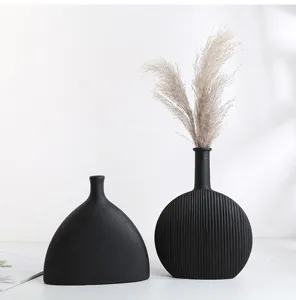 Moderne minimalistische zwarte keramische vazen met gedroogd pampasgras decor