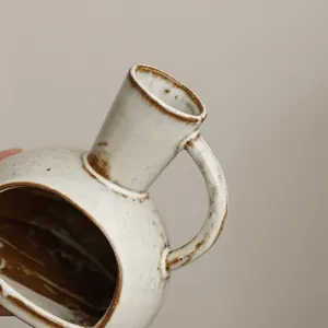Detailansicht der groben Keramik-Räucherschale im Wabi-Sabi-Stil für Palo Santo