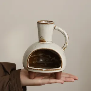 Detailansicht eines handgefertigten Wabi-Sabi Keramik Räuchergefäßes in der Hand