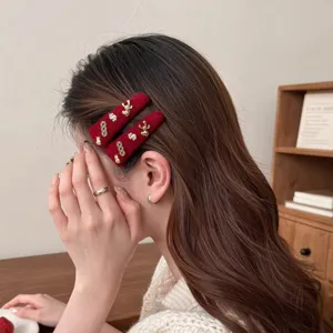 Rode fluwelen haarspeld zijklem feestelijk haaraccessoire voor vrouwen detailweergave