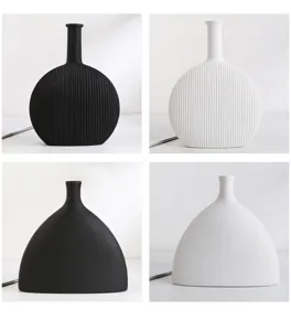 Moderne zwart-witte keramische vazen met geribbelde en gladde texturen voor minimalistisch huis