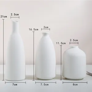 Trois vases en céramique blanche avec dimensions indiquant hauteurs, largeurs et goulots.