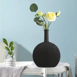 Detailopname van een minimalistische zwarte keramische vaas met elegante rozen