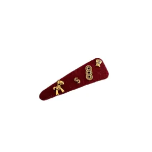 Rode fluwelen haarspeld met gouden metalen bedels, elegante zijhaarclip voor dames dagelijks.