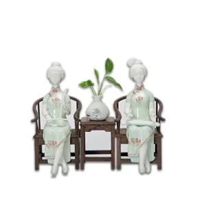 Paar traditionelle chinesische Keramikfiguren in hellem Qipao für Wohndekoration