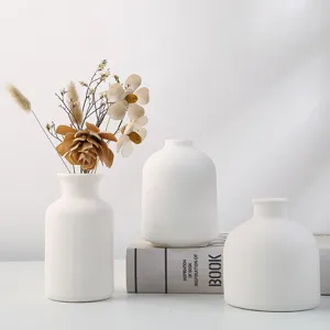 Ensemble de trois vases en céramique blanche minimaliste pour fleurs séchées et décoration