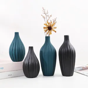 Jarrones de cerámica acanalados de estilo nórdico minimalista en azul e negro mate