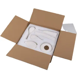 Ensemble de vases minimalistes en céramique blanche emballés dans de la mousse