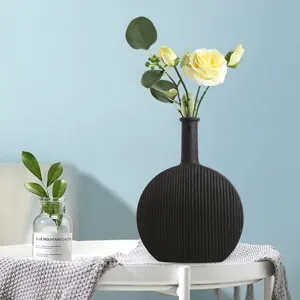 Moderne minimalistische zwarte keramische vaas met verticale strepen voor huis