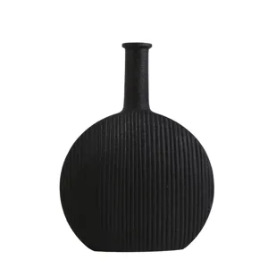 Moderne minimalistische zwarte keramische vaas met verticale strepen decor