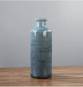 Vista macro dettagliata della trama della glassa blu ghiaccio di questo vaso in ceramica rustico