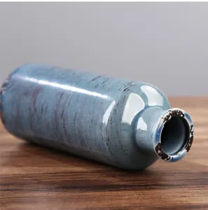 Dettaglio di un vaso in ceramica blu craquelé con design vintage stile rustico agricolo