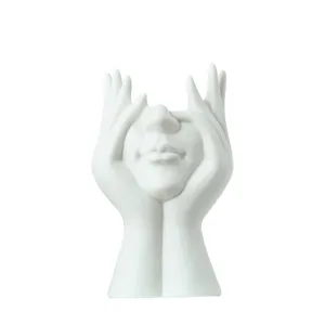 Vase moderne en céramique blanche brillante avec un design créatif de visage et de mains