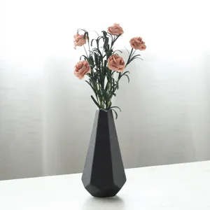 Vaso geometrico moderno in ceramica nero opaco per elegante decorazione domestica e tavola.