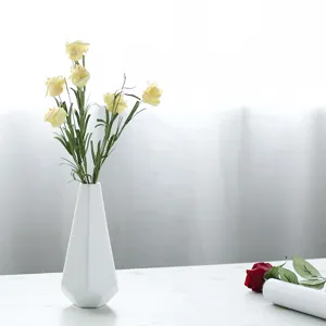 Vaso moderno geometrico in ceramica bianca con fiori gialli per decorazione casa