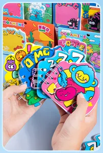 Détail de cahiers à spirale colorés en forme de dessin animé avec des motifs mignons.