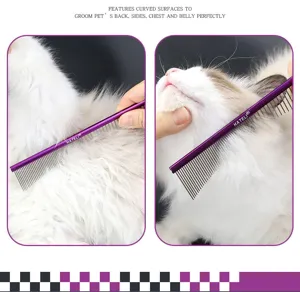Dettaglio di un pettine professionale viola curvo per animali su un gatto bianco a pelo lungo