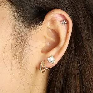 Conjunto de pendientes de aro multicapa y brillantes pendientes de circonita para mujer.
