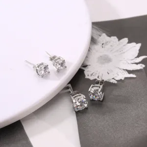 Vue détaillée de boucles d'oreilles clous en zirconium rond brillant avec tiges argentées.