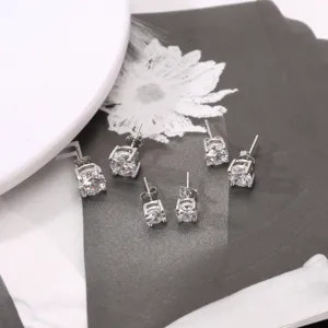 Clous d'oreilles ronds en argent 925 et zircone cubique, design minimaliste classique.