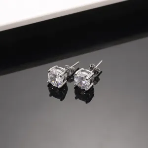 Gros plan de boucles d'oreilles clous en zircone cubique ronde avec tiges en argent et fermoirs.