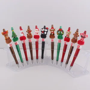 Detailansicht weihnachtlicher Silikon-Perlenstifte mit süßen Figuren und flauschigen Akzenten.