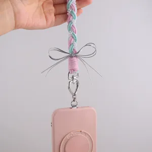 Handgemaakte gevlochten telefoonkoord met zilveren strik, roze blauwe band en hartvormige haak.