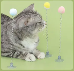 Detaillierte Ansicht einer Hauskatze beim Spielen mit Feder-Puschel-Spielzeug mit Saugnapf