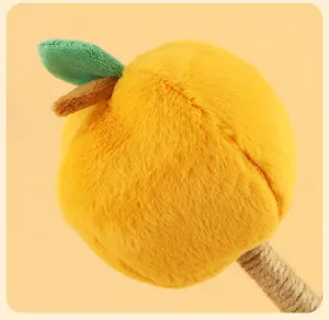 Nahaufnahme von plüschigem Katzenkratzball mit Sisalseil-Griff-Detail