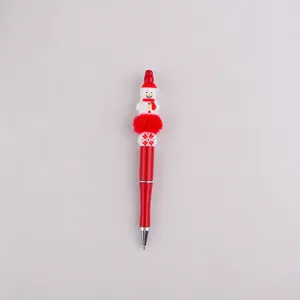 Detailansicht des weihnachtlichen Schneemann-Perlenkugelschreibers mit süßem Silikon-Aufsatz.