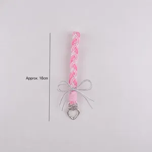 Handgemaakte roze telefoankoord met zilveren strik en schattige hartvormige tassenhanger.