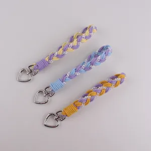 Detailansicht der geflochtenen Handykette mit Herzkarabiner und bunten Perlen als Armband.