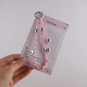 Handgemaakte geweven sleutelhanger telefoonbedel met kleurrijk waxkoord en leuke zilveren kraaltjes.