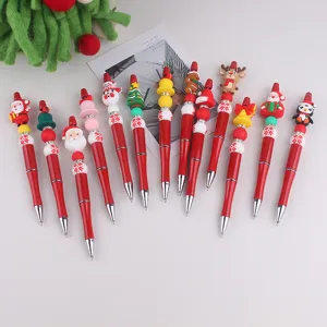 Detailansicht von Weihnachts-Perlenstiften mit niedlichen Silikon-Figuren und roten festlichen Schaft.
