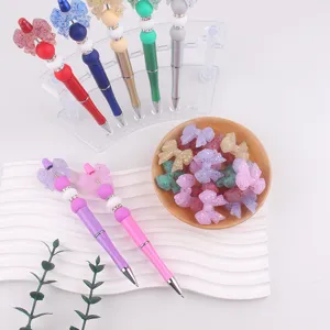 Gedetailleerd overzicht van DIY kralenbalpennen met glitter siliconen strikbedels.