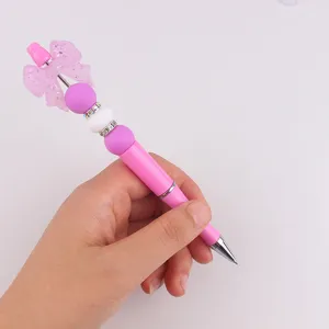 DIY kraal balpen met roze siliconen strik en kleurrijke kraaltjes voor dagelijks gebruik.