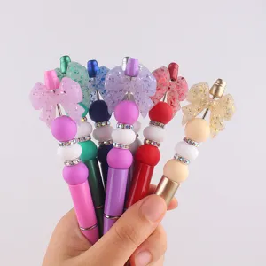 Detail van handgemaakte siliconen strik kralen balpen met schitterende strass steentjes.