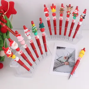 Weihnachts Perlenstifte Detailansicht, süße Silikon Cartoon Anhänger auf bunten Kunststoffstiften.