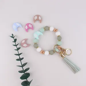 Llavero de pulsera de cuentas de silicona con cuentas de madera y dije de luna.
