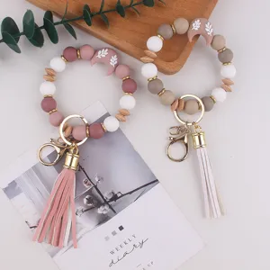 Llavero de pulsera de cuentas de silicona con cuentas de madera, luna y borla.