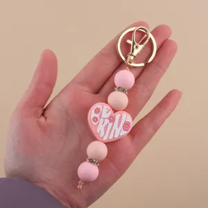 Portachiavi di perline in silicone fatto a mano con ciondolo a cuore, elegante charm per borsa.