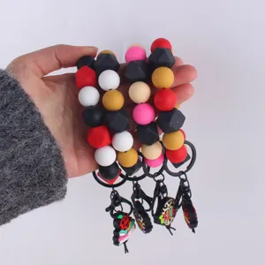 Brazalete llavero de cuentas de silicona con dijes bonitos, elegante pulsera para mujeres.