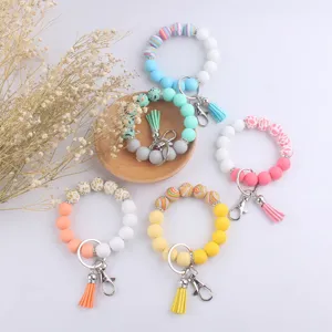 Porte-clés bracelet en perles de silicone avec pompon en cuir élégant accessoire pour les femmes