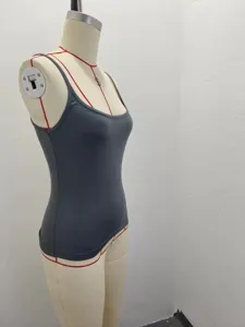 Vue latérale d'un débardeur gris ajusté en soie de lait sur un mannequin professionnel.